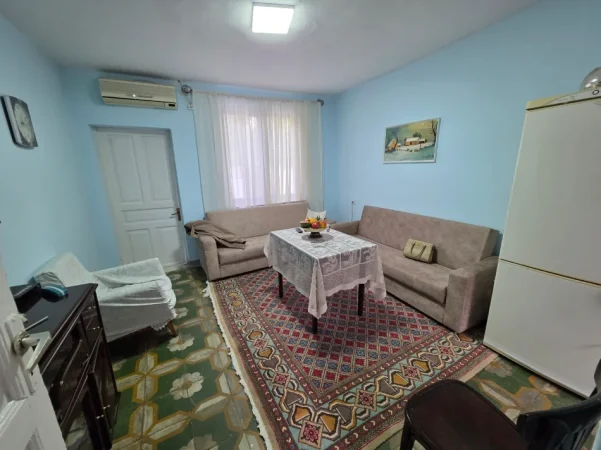 Tirane, jepet me qera Vile 2+1 Kati 1, 130 m² 600 € (Qendër, pranë Kafe Flora)