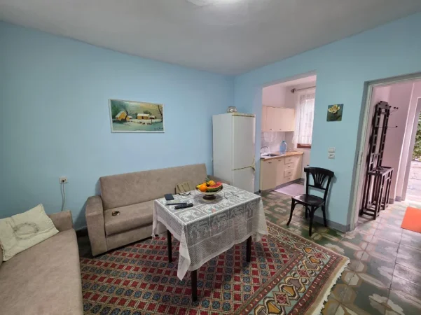 Tirane, jepet me qera Vile 2+1 Kati 1, 130 m² 600 € (Qendër, pranë Kafe Flora)