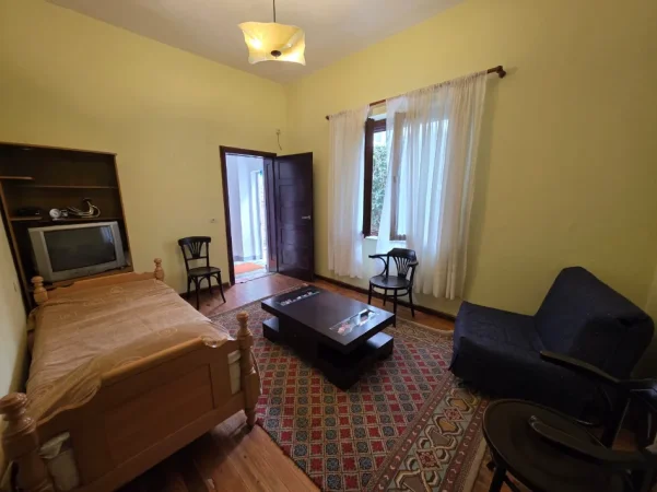 Tirane, jepet me qera Vile 2+1 Kati 1, 130 m² 600 € (Qendër, pranë Kafe Flora)