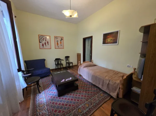 Tirane, jepet me qera Vile 2+1 Kati 1, 130 m² 600 € (Qendër, pranë Kafe Flora)