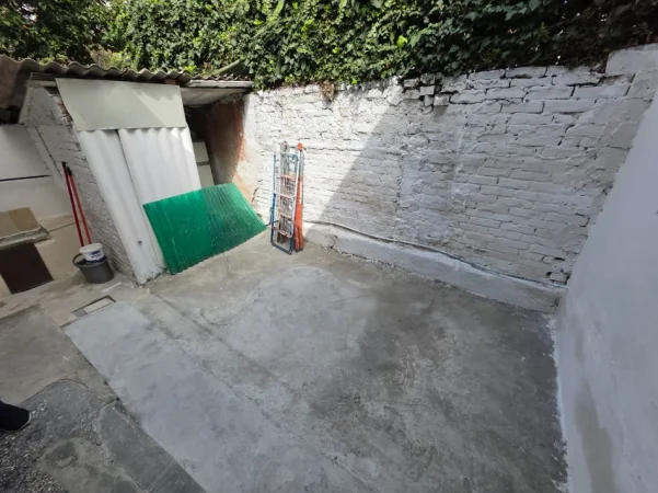 Tirane, jepet me qera Vile 2+1 Kati 1, 130 m² 600 € (Qendër, pranë Kafe Flora)