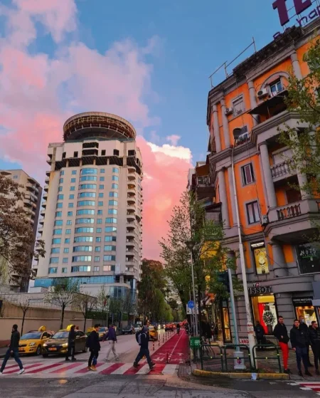 Tirane, jepet me qera zyre Kati 1, 120 m² 1.500 € (RRUGA SAMI FRASHERI)