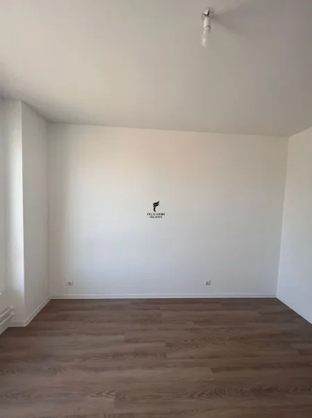 Tirane, jepet me qera dyqan Kati 0, 37 m² 1.000 € (5 MAJI)