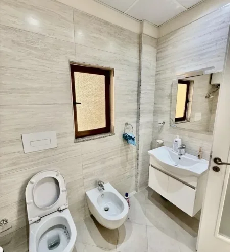 Tirane, jepet me qera ambjent biznesi Kati 1, 150 m² 600 € (Qytet Studenti)