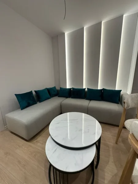 Tirane, jepet me qera apartament 1+1 Kati 1, 70 m² 600 € (Qender)