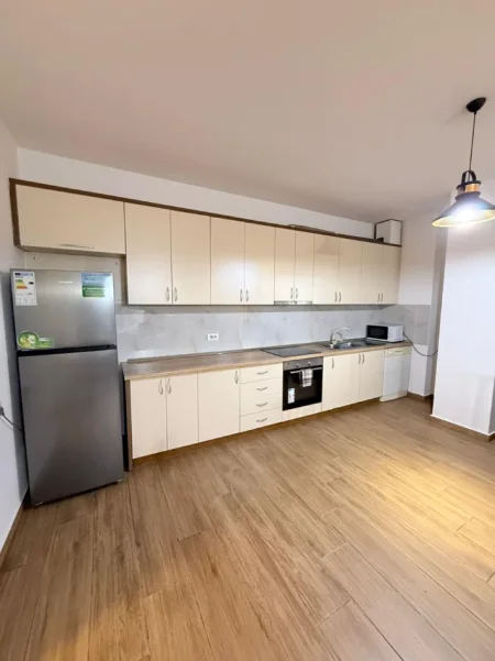 Tirane, jepet me qera apartament 2+1 , 110 m² 900 € (Kompleksi Delijorgji)