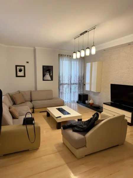 Shqiperi, jepet me qera apartament 2+1+Aneks+Ballkon , 750 € (21 Dhjetori)