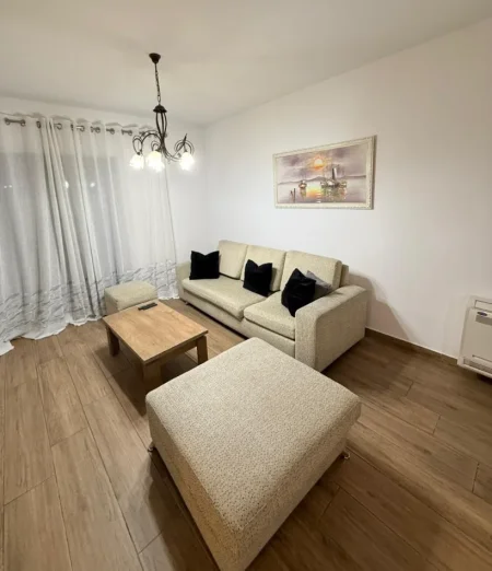 Tirane, jepet me qera apartament 2+1 , 120 m² 900 € 