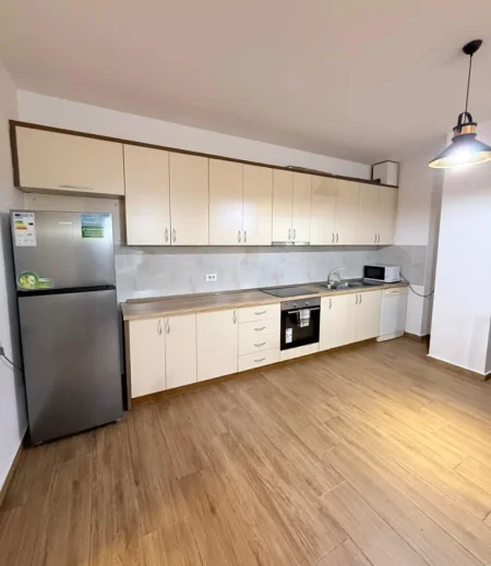 Tirane, jepet me qera apartament 2+1 , 120 m² 900 € 