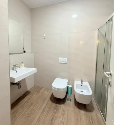 Tirane, jepet me qera apartament 2+1 , 120 m² 900 € 