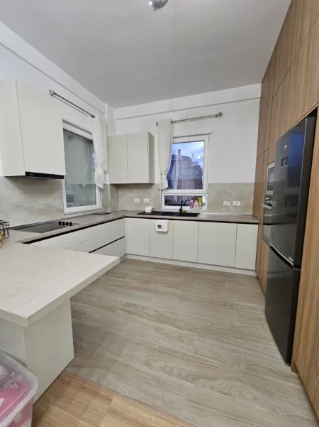 Tirane, jepet me qera Vile 3 Katshe , 240 m² 2.500 € (TEG)