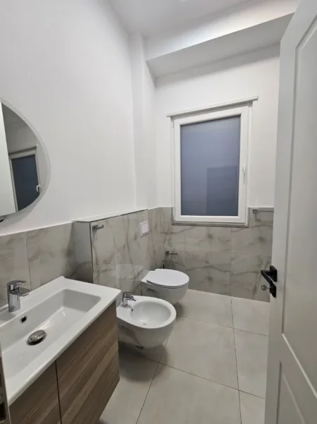 Tirane, jepet me qera Vile 3 Katshe , 240 m² 2.500 € (TEG)