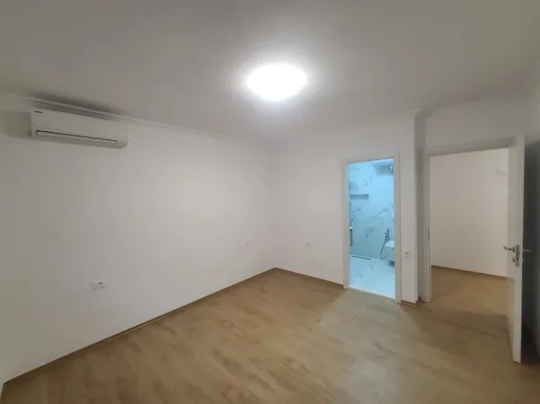 Tirane, jepet me qera ambjent biznesi Kati 5, 88 m² 1.200 € (Qender)