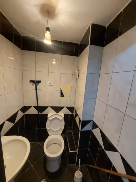 Tirane, shitet dyqan Kati 0, 40 m² 75.000 € (ASTIR)