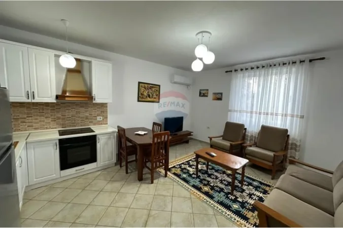Tirane, jepet me qera Vile 2+1 Kati 2, 120 m² 550 € 