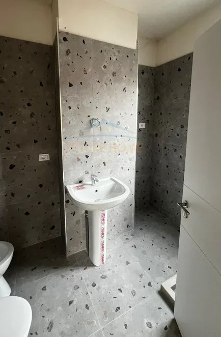 Tirane, shes apartament 2+1+Ballkon Kati 1, 117 m² 198.000 € (5 Maj)