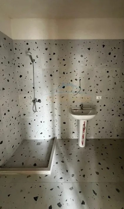 Tirane, shes apartament 2+1+Ballkon Kati 1, 117 m² 198.000 € (5 Maj)