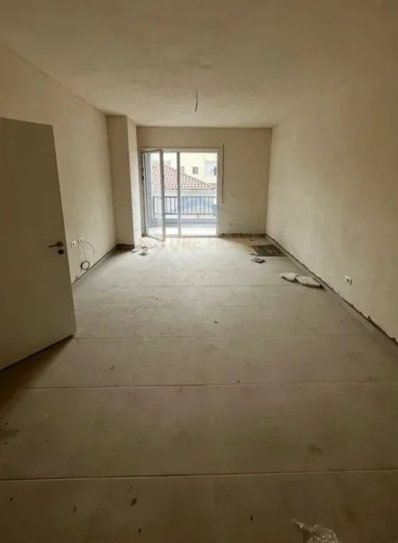 Tirane, shes apartament 2+1+Ballkon Kati 1, 117 m² 198.000 € (5 Maj)