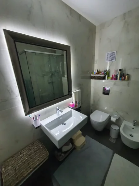 Tirane, jepet me qera zyre Kati 1, 134 m² 1.800 € (RRUGA E KOSOVAREVE)