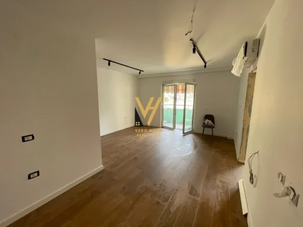 Tirane, jepet me qera zyre Kati 3, 67 m² 1.000 € (AIR ALBANIA)