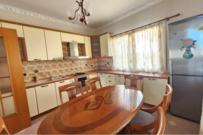 Tirane, jepet me qera Vile 3+1 , 300 m² 1.300 € 