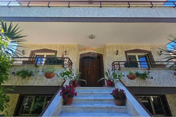 Tirane, jepet me qera Vile 3+1 , 300 m² 1.300 € 