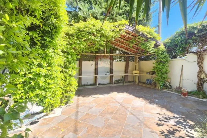 Tirane, jepet me qera Vile 3+1 , 300 m² 1.300 € 