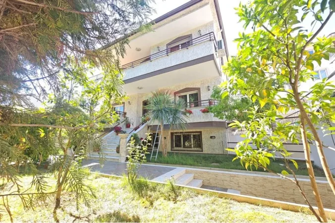 Tirane, jepet me qera Vile 3+1 , 300 m² 1.300 € 
