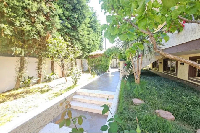 Tirane, jepet me qera Vile 3+1 , 300 m² 1.300 € 