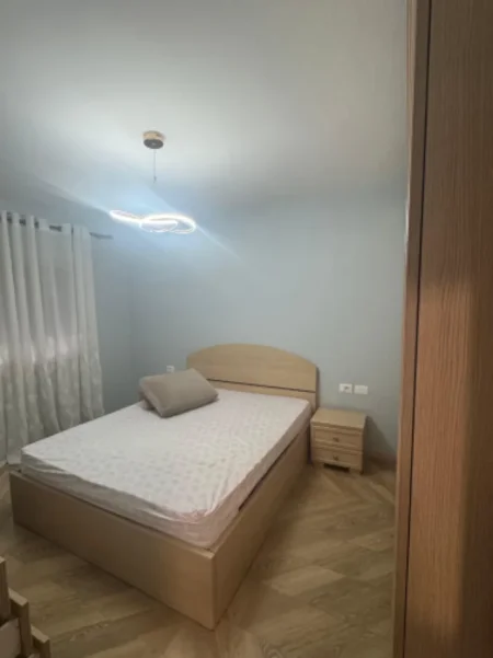 Shqiperi, jepet me qera apartament 1+1 Kati 4, 70 m² 500 € (Ambasada Amerikane)