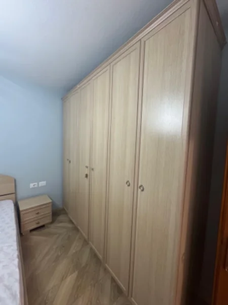 Shqiperi, jepet me qera apartament 1+1 Kati 4, 70 m² 500 € (Ambasada Amerikane)