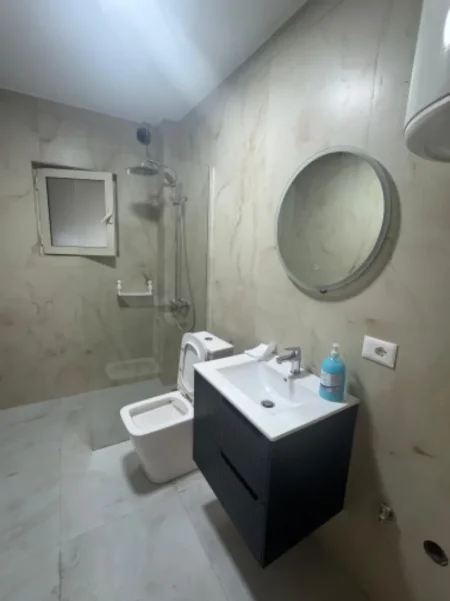 Shqiperi, jepet me qera apartament 1+1 Kati 4, 70 m² 500 € (Ambasada Amerikane)