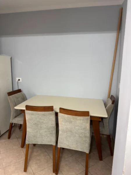 Shqiperi, jepet me qera apartament 1+1 Kati 4, 70 m² 500 € (Ambasada Amerikane)