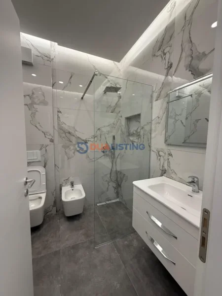 Tirane, jepet me qera apartament 1+1 , 82 m² 1.000 € (Zogu i Zi)