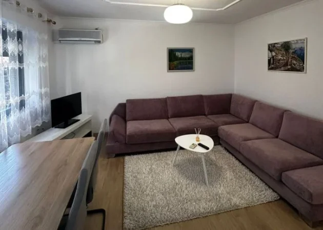 Tirane, jepet me qera apartament 1+1 Kati 2, 600 € (Rruga Myslym Shyri)