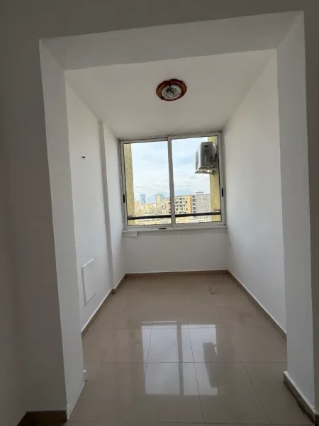 Tirane, jepet me qera ambjent biznesi Kati 8, 104 m² 800 € (Rruga e Kosovareve)
