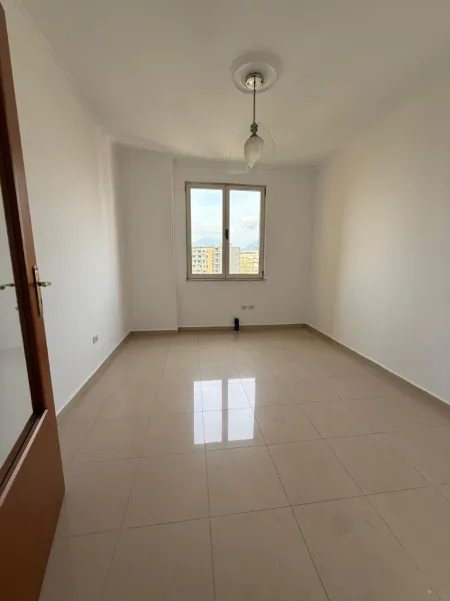 Tirane, jepet me qera ambjent biznesi Kati 8, 104 m² 800 € (Rruga e Kosovareve)