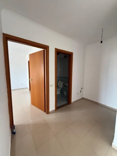 Tirane, jepet me qera ambjent biznesi Kati 8, 104 m² 800 € (Rruga e Kosovareve)