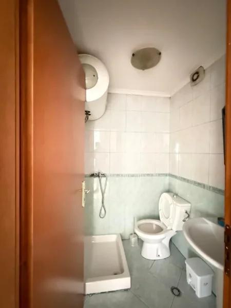 Tirane, jepet me qera ambjent biznesi Kati 8, 104 m² 800 € (Rruga e Kosovareve)