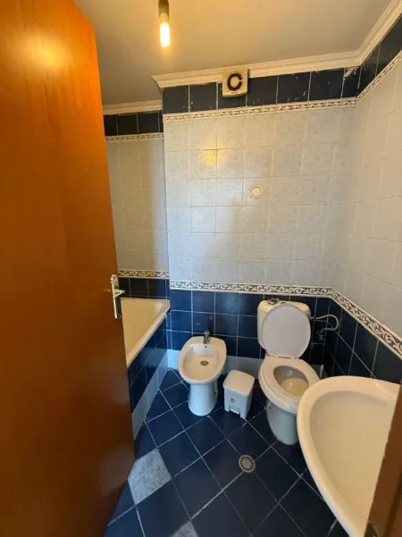 Tirane, jepet me qera ambjent biznesi Kati 8, 104 m² 800 € (Rruga e Kosovareve)