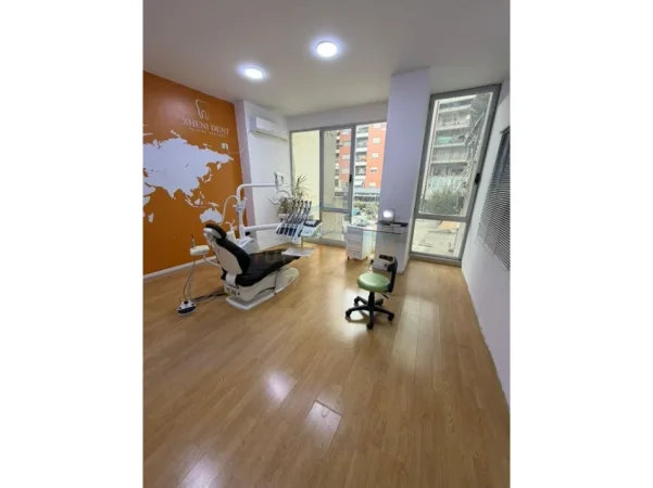 Tirane, jepet me qera ambjent biznesi Kati 1, 54 m² 400 € (Astir)