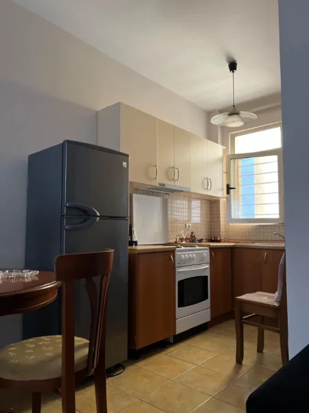 Tirane, jepet me qera apartament 1+1 Kati 1, 65 m² 600 € (Rruga Fortuzi)