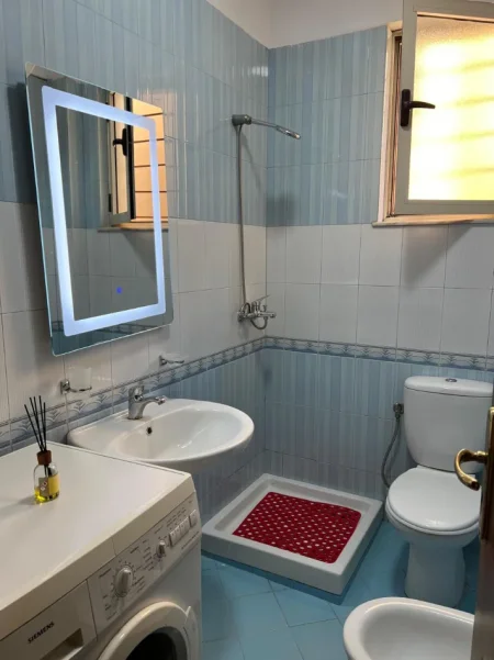 Tirane, jepet me qera apartament 1+1 Kati 1, 65 m² 600 € (Rruga Fortuzi)