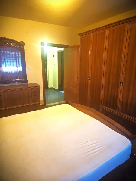 Jepet me qira apartament 1 +1 , 400 € ,tek Ish Parku, Rruga e Kavajes