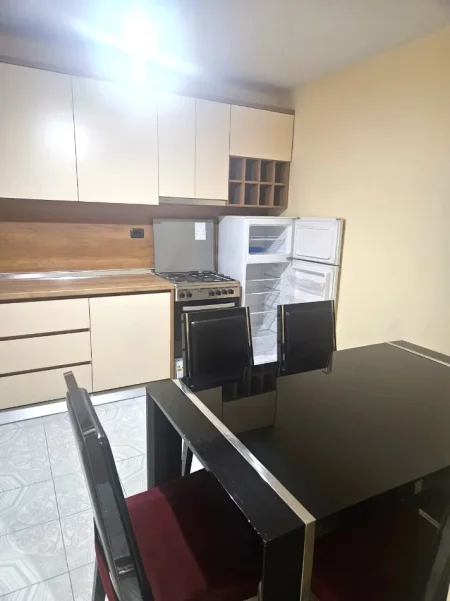 Jepet me qira apartament 1 +1 , 400 € ,tek Ish Parku, Rruga e Kavajes