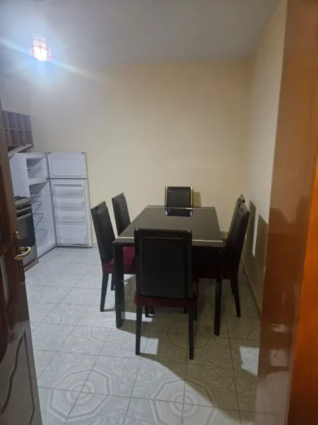 Jepet me qira apartament 1 +1 , 400 € ,tek Ish Parku, Rruga e Kavajes