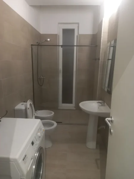 Tirane, jepet me qera apartament 2+1+Ballkon Kati 2, 85 m² 400 mije leke secila