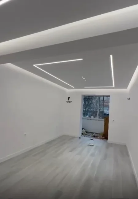 Tirane, jepet me qera zyre Kati 1, 80 m² 1.200 € (RRUGA E BARRIKADAVE)