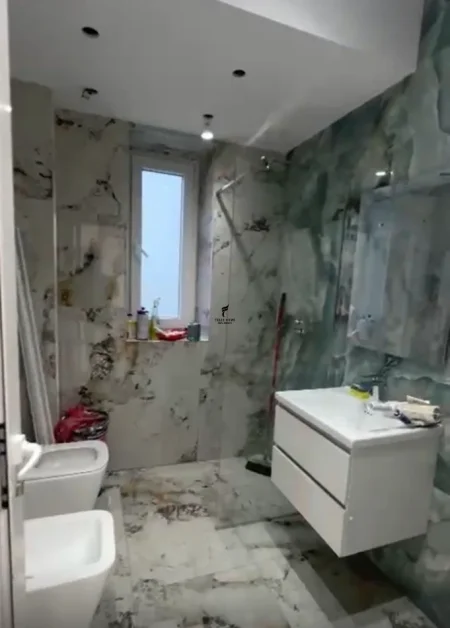 Tirane, jepet me qera zyre Kati 1, 80 m² 1.200 € (RRUGA E BARRIKADAVE)