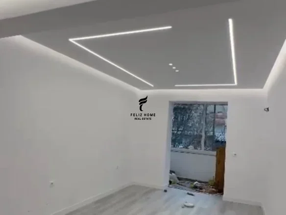 Tirane, jepet me qera zyre Kati 1, 80 m² 1.200 € (RRUGA E BARRIKADAVE)